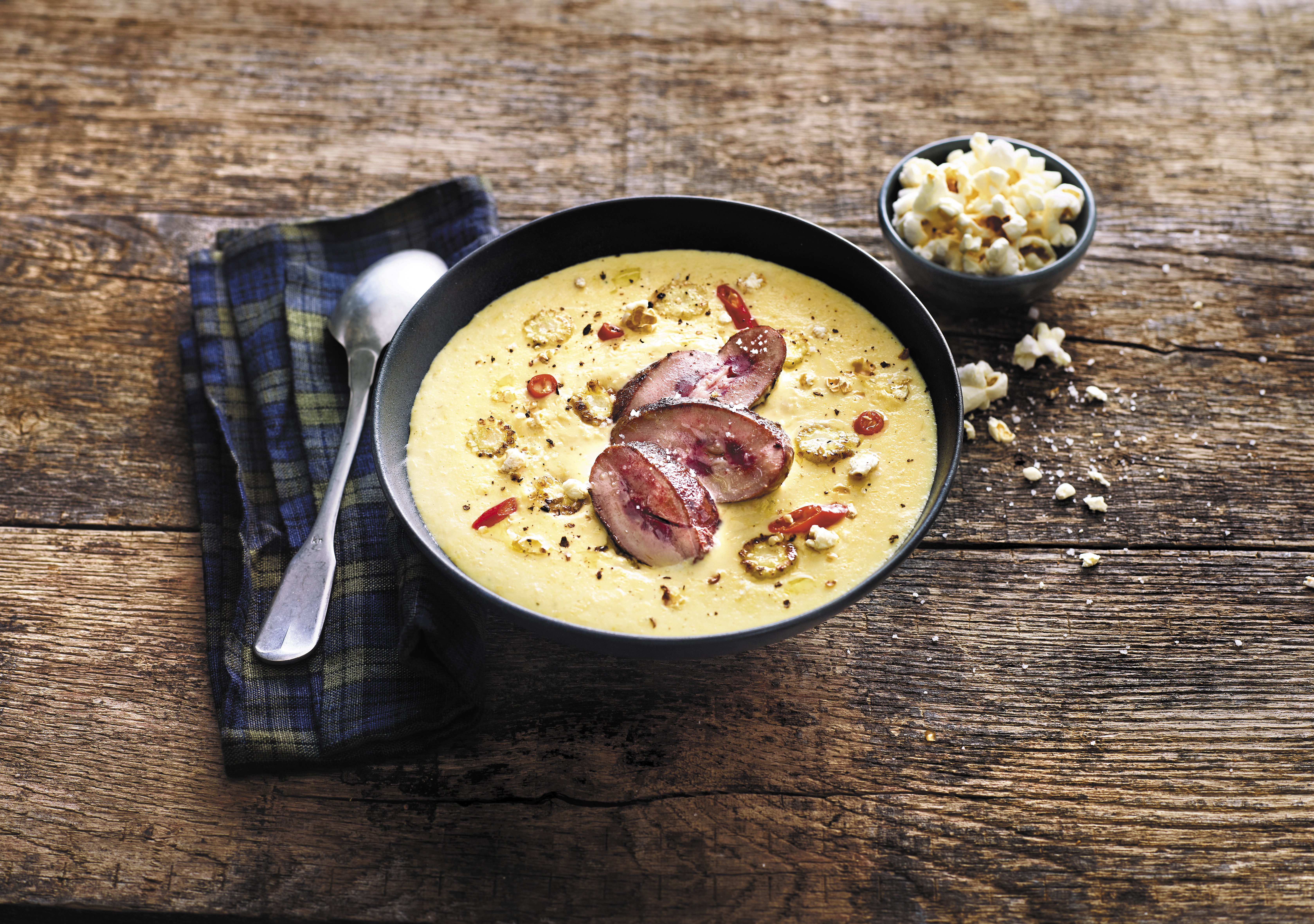 Crème de maïs, rognons de porc rosés et pop-corn au paprika fumé