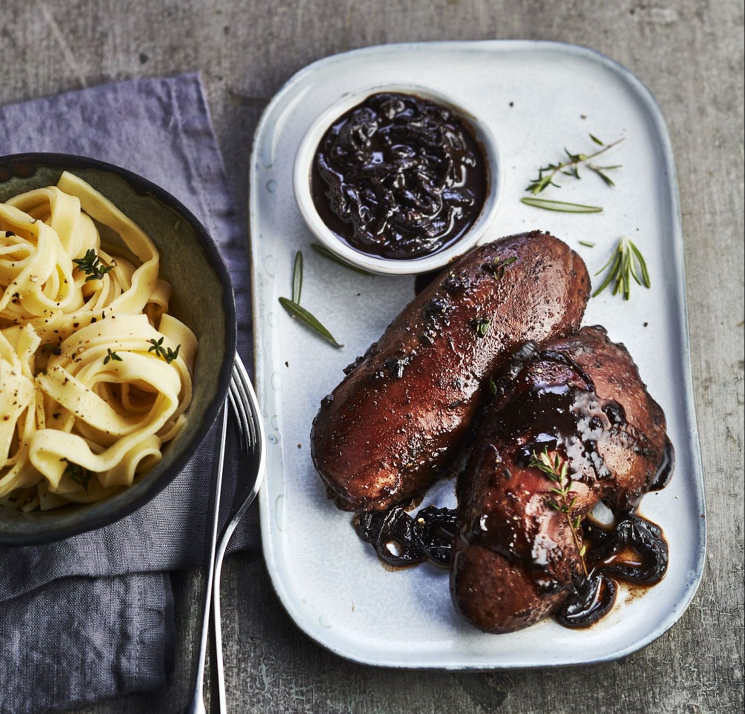 Rognons de porc au miel et au confit d’oignons