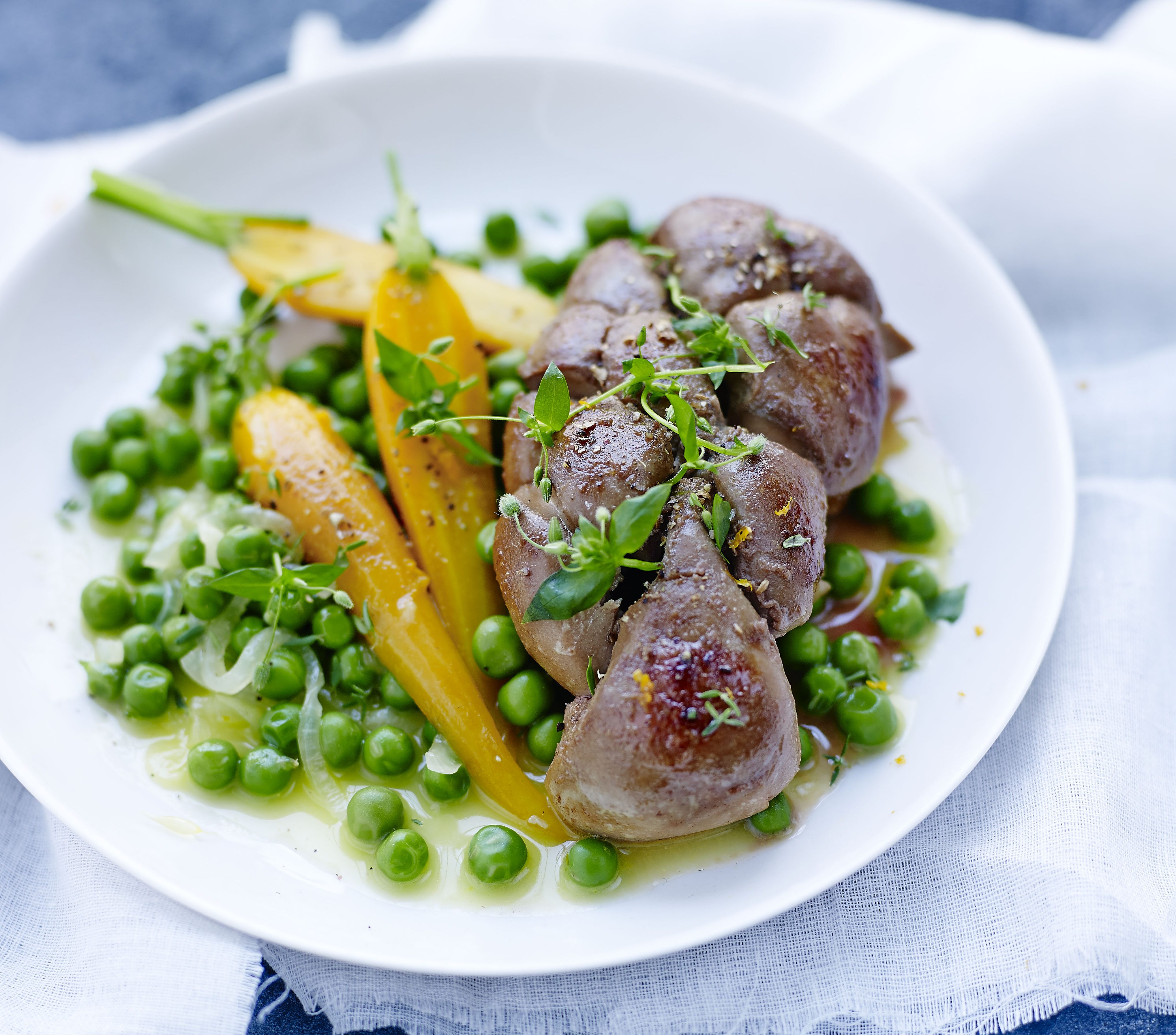 Rognons de veau aux petits pois, carottes et orange