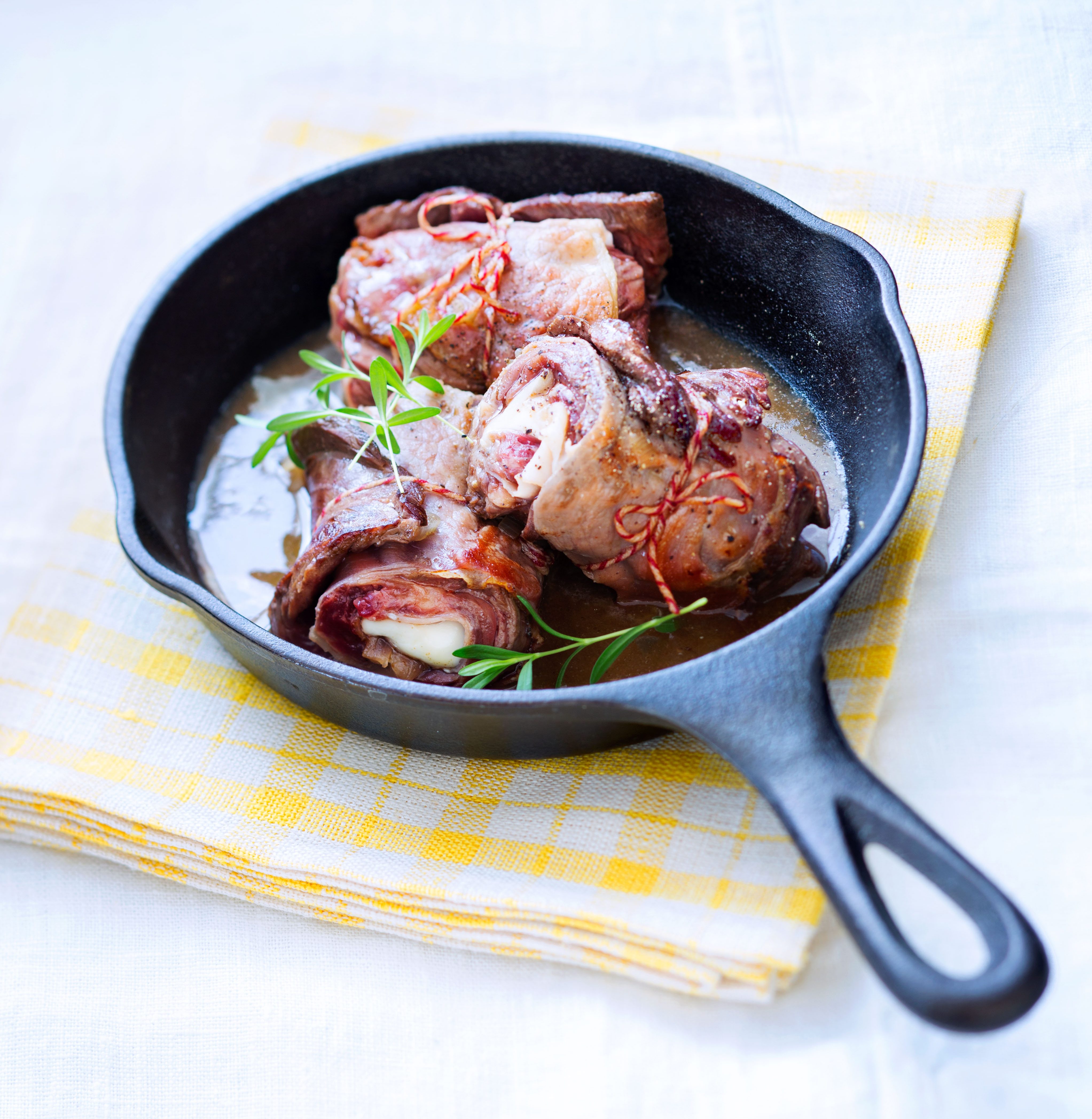 Saltimboccas d’onglet de boeuf au speck et sauce à l’échalote