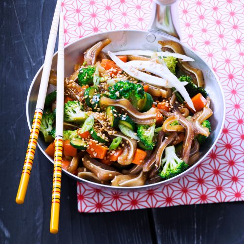 Wok d’oreilles de porc aux légumes croquants