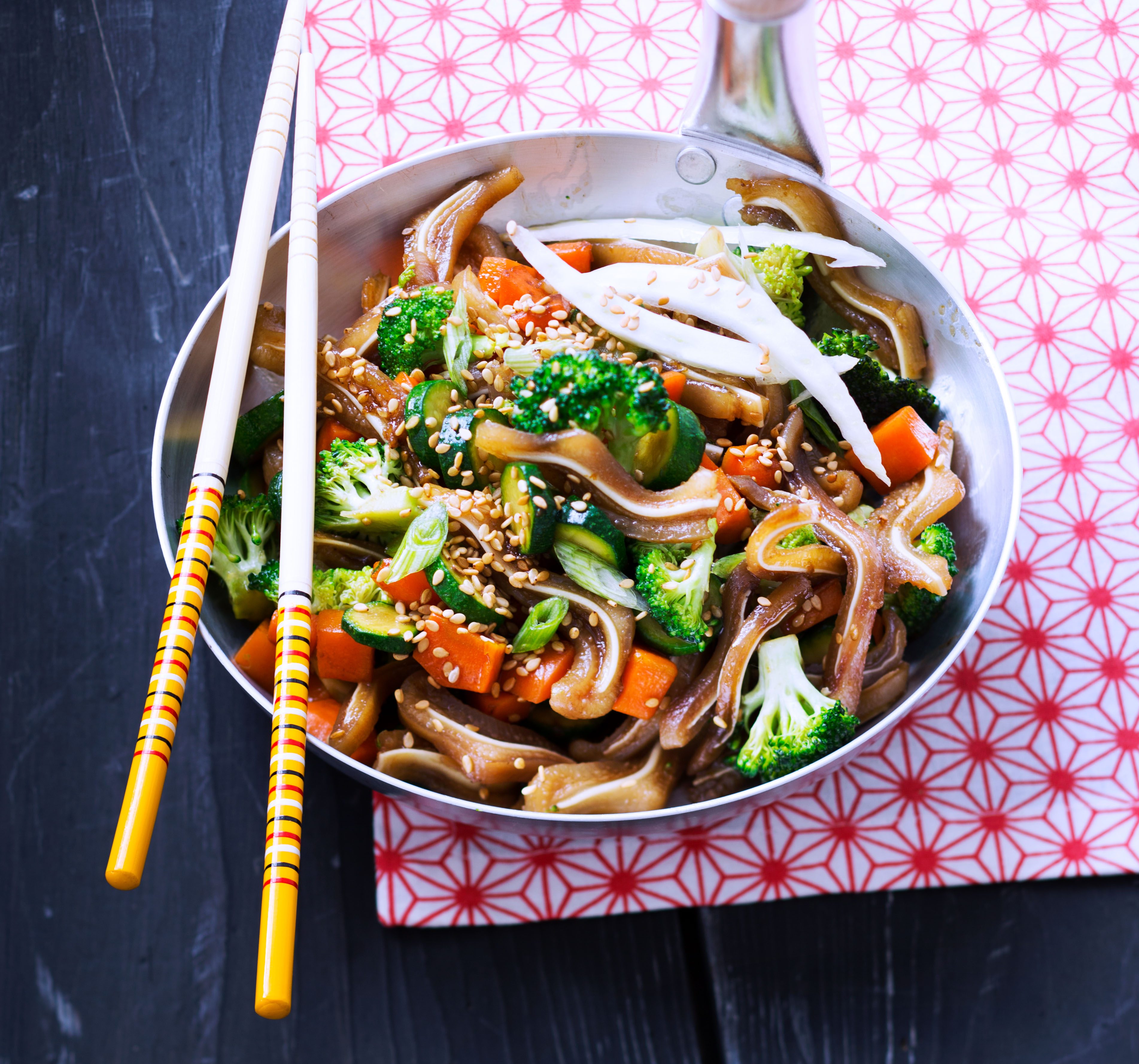 Wok d’oreilles de porc aux légumes croquants