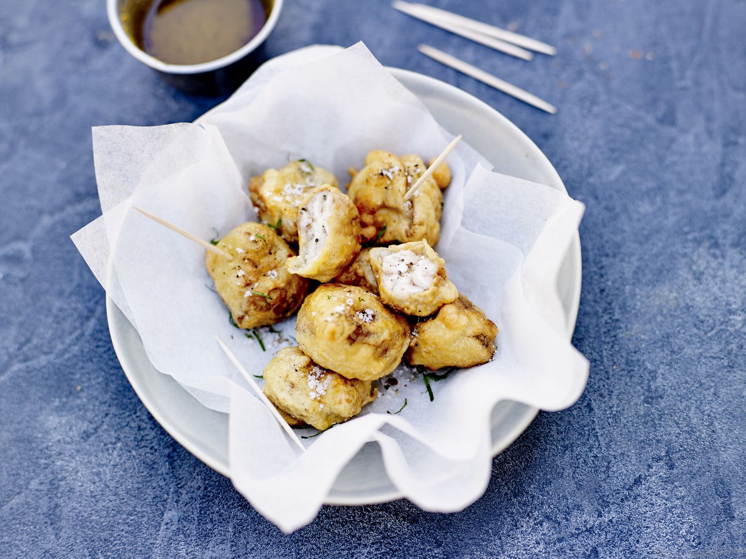 Beignets de cervelle d’agneau, sauce vinaigrée aux épices