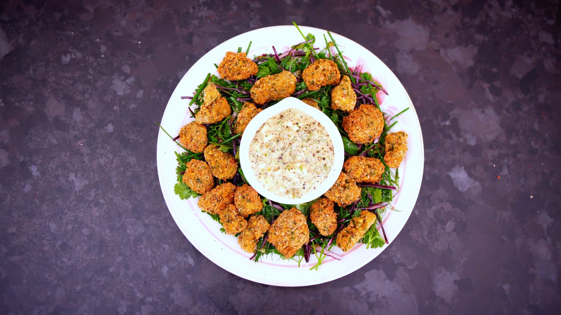 Panse de bœuf frit sauce ravigote, salade d’herbes et chou rouge by Scotchman