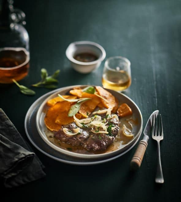 Foie de génisse aux oignons et au cidre fermier, butternut rôtie