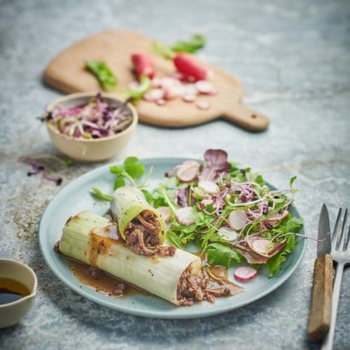 Cannellonis de queue de bœuf aux poireaux, salade de jeunes pousses et radis