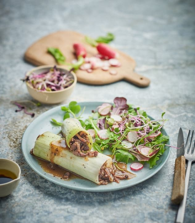 Cannellonis de queue de bœuf aux poireaux, salade de jeunes pousses et radis