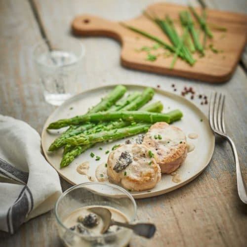 Escalopes de ris de veau poêlées aux asperges, crème aux morilles