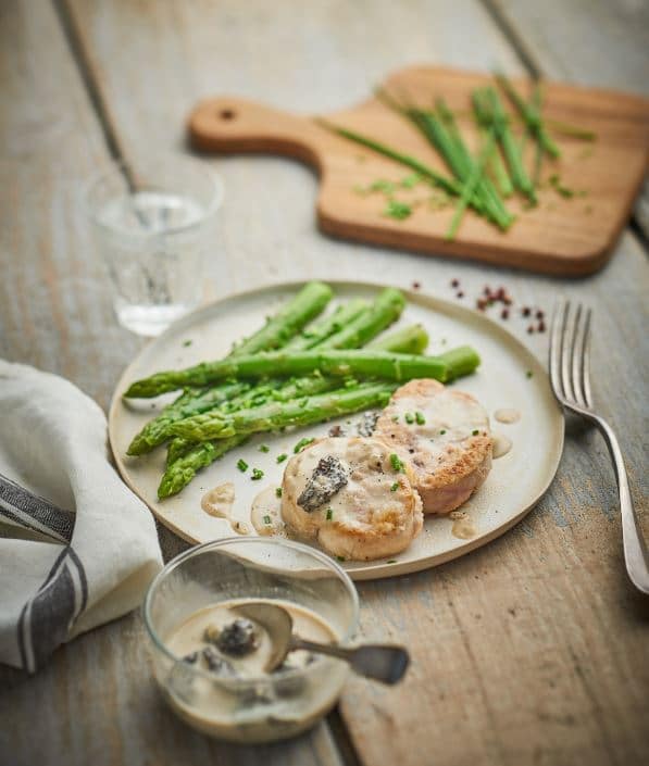 Escalopes de ris de veau poêlées aux asperges, crème aux morilles