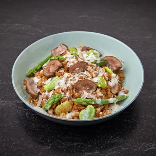 Risotto de printemps aux fèves et pointes d’asperges, rognons de veau snackés au beurre noisette