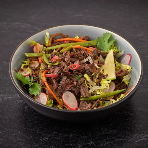 Salade de joue de bœuf marinée à la thaï aux légumes croquants