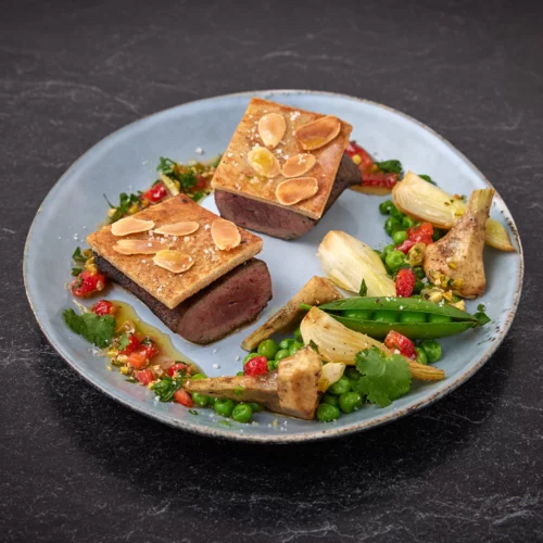 Pavé de foie de génisse viennois, sauce vierge et sauté de légume du printemps